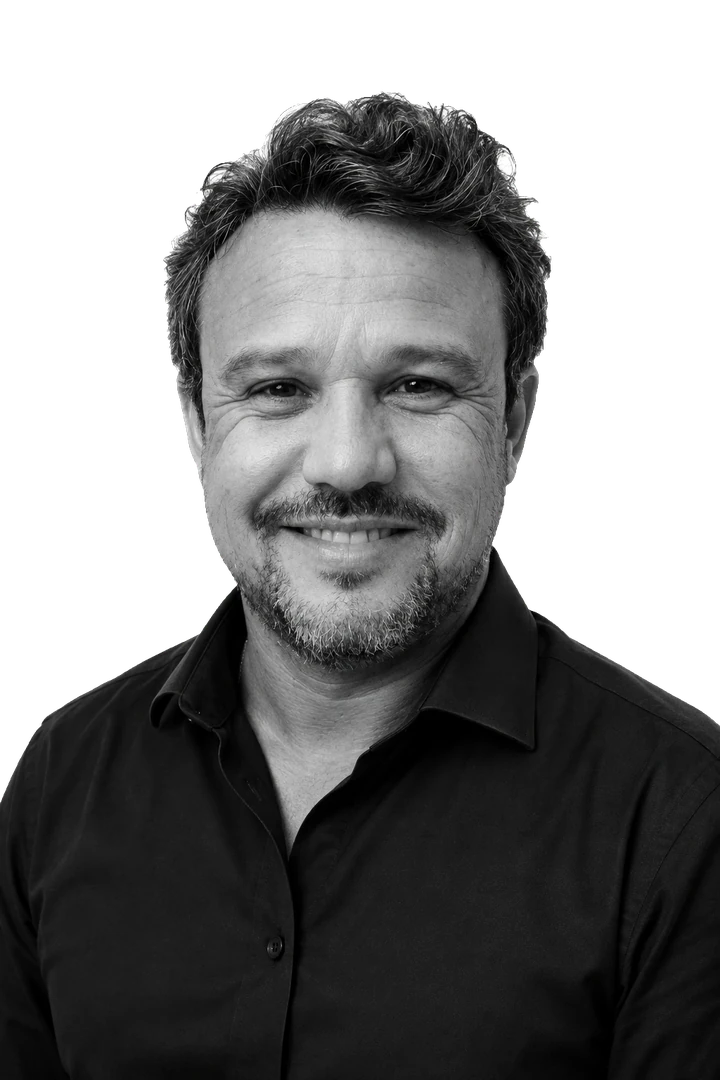 Retrato em preto e branco do escritor Marcelo Daldegan